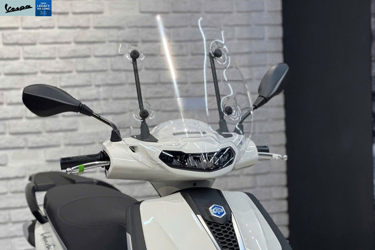 Kính chắn gió thấp trong suốt