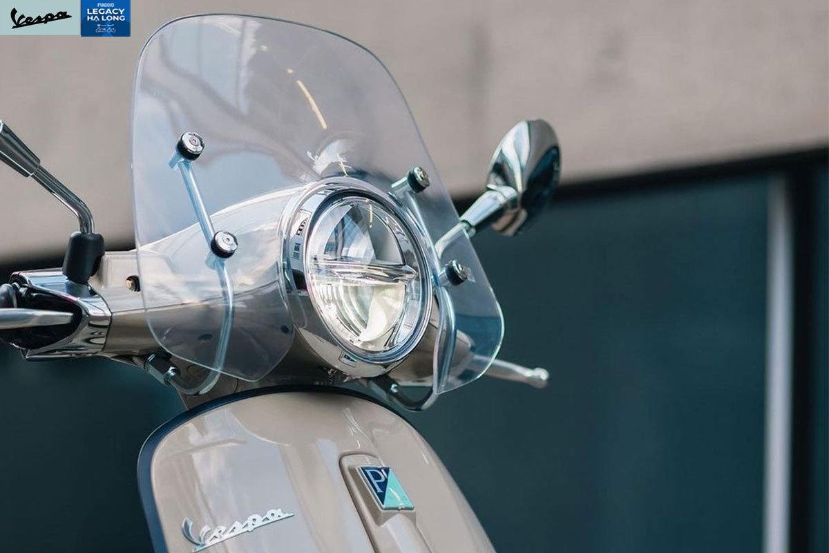 Kính chắn gió thấp trong suốt