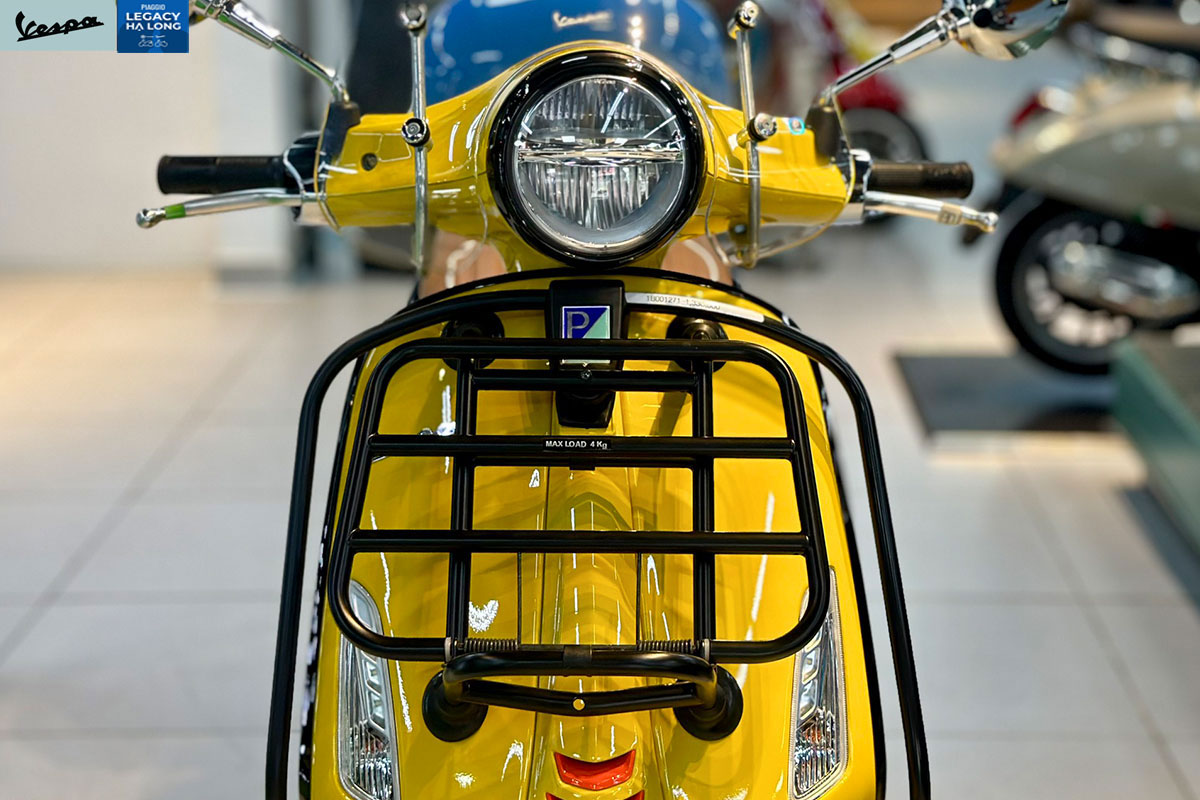 Bage trước Vespa Primavera