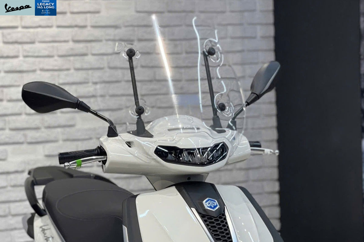 Kính chắn gió thấp trong suốt